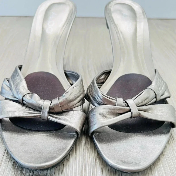 ALDO WHITE GOLD LEATHER FLIP SANDALS KITTEN HEELS BOW IN FRONT SLIP ON 39 - Picture 3 of 10